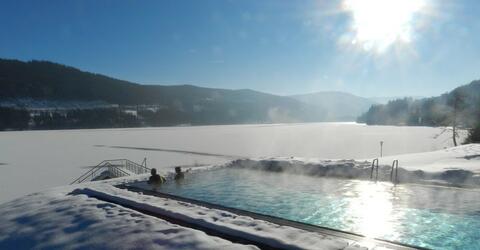 Seehotel Wiesler Pool im Winter mit Seeblick