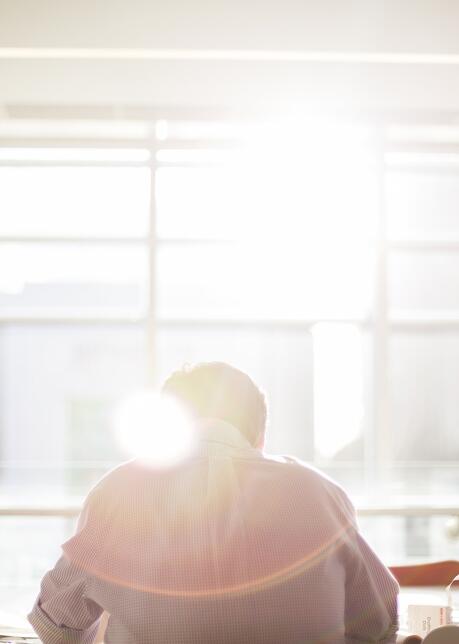 Person im Büro mit viel Sonne