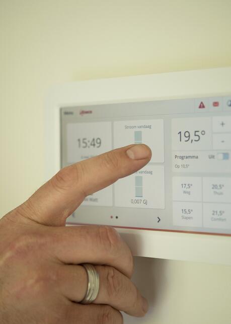 Digitale Temperatursteuerung mit einem Tablet an der Wand