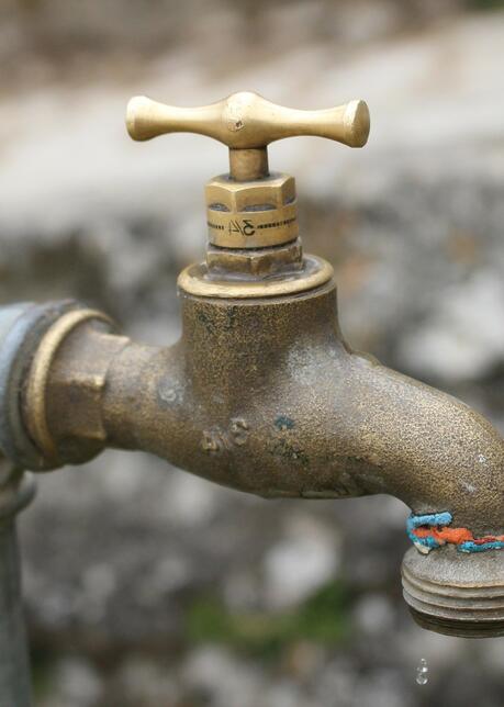 Ein Wasserhahn aus Kupfer