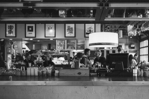 Schwarz-Weiß-Bild eines Restaurants aus Sicht des Tresens