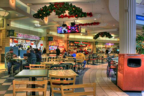 Tische vor Imbissen in Shopping Mall